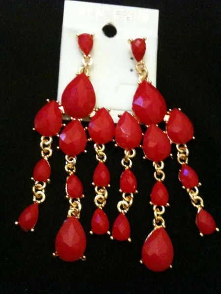 Brinco pedraria vermelho