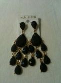 Brinco pedraria preto