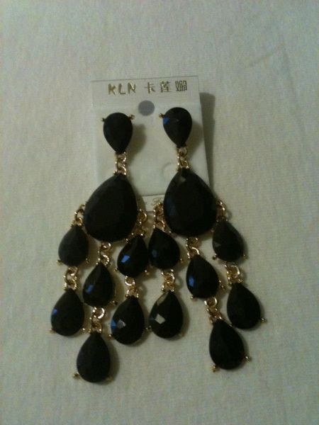Brinco pedraria preto
